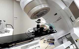 Poliklinika ma nowy sprzęt do radioterapii. Pacjenci w mniejszym stopniu odczują skutki uboczne